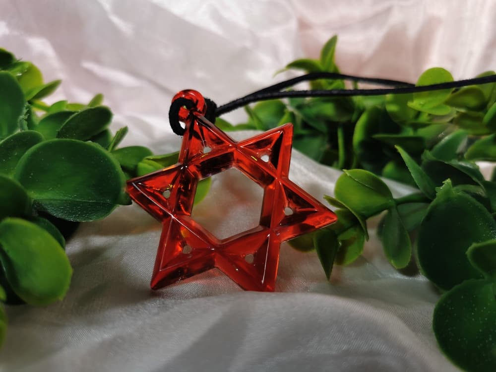 Es considerado como una de las protecciones más fuertes y resistentes contra las energías negativas. Tiene el poder de repeler toda energía maligna, también tiene la facultad de armonizar y equilibrar las vibra positivas.