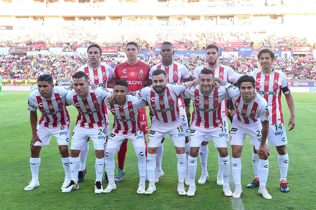 Los jugadores de Necaxa posan antes del inicio del partido.