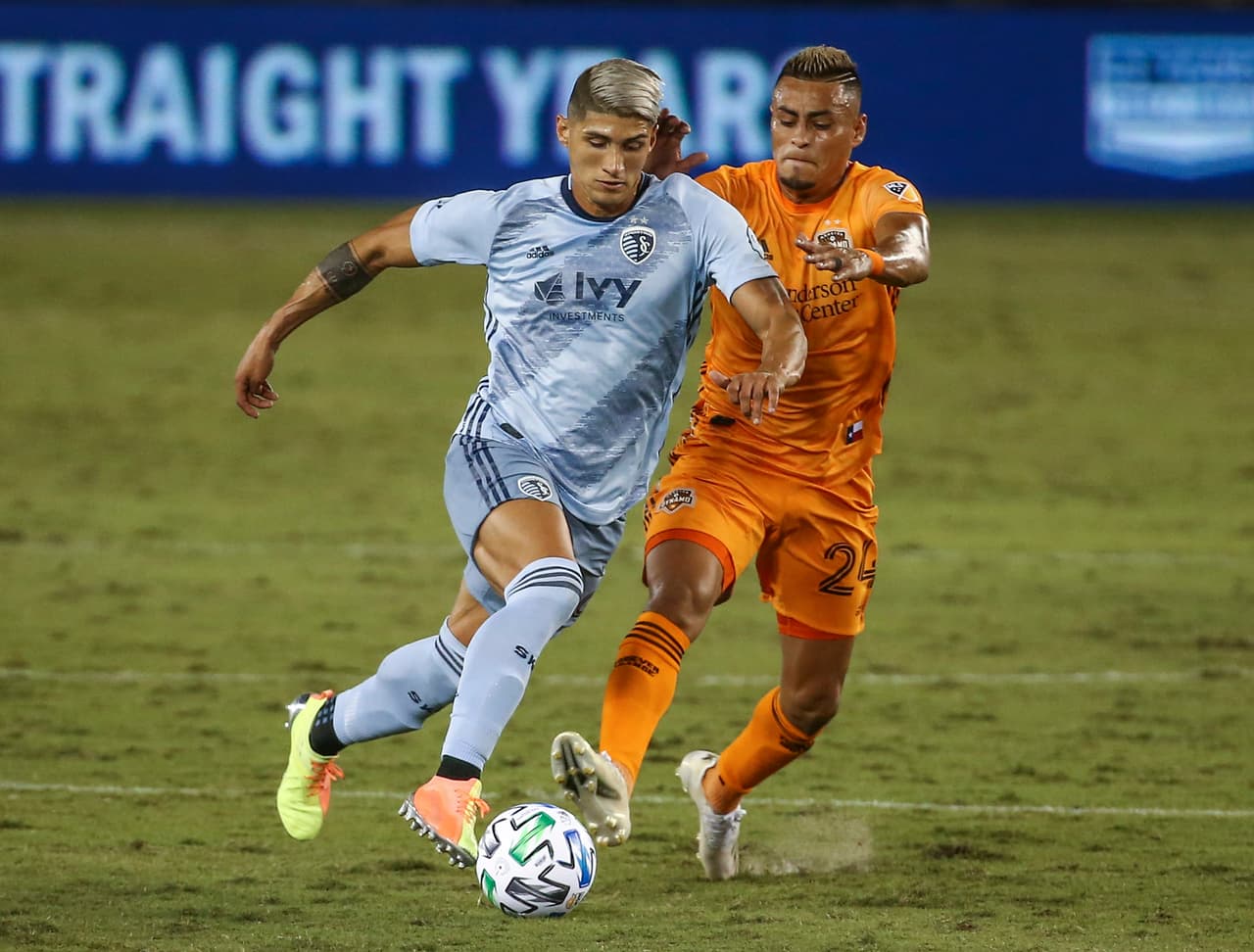 DELANTERO - Alan Pulido (Sporting Kansas City)