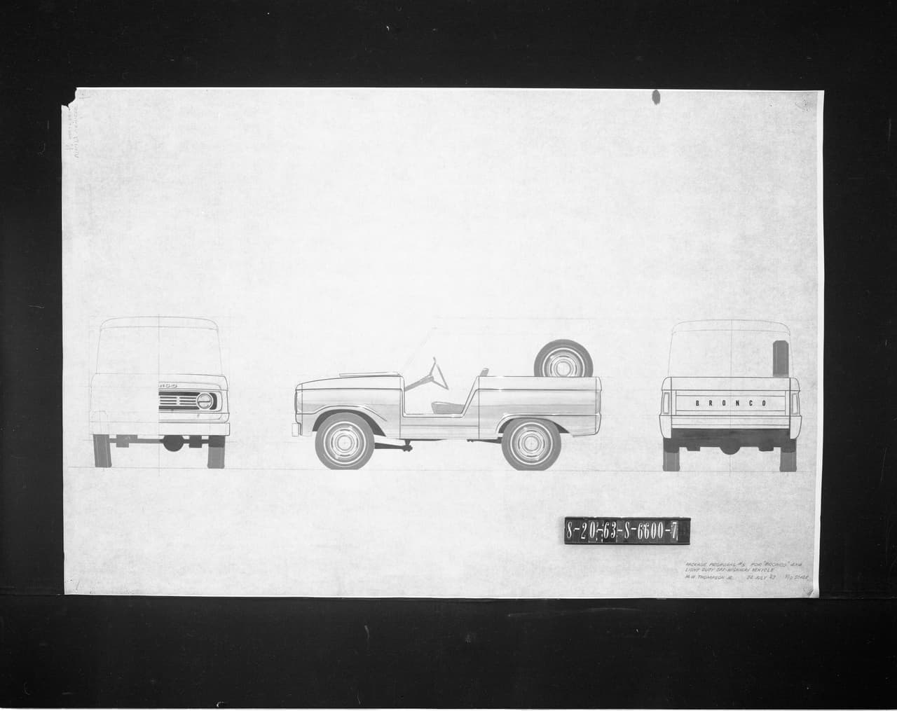 Este fue uno de los primeros dibujos que servirían para el desarrollo del bronco. McKinley Thompson Jr. Fue contratado por Ford Motor Company tras graduarse del ArtCenter College of Design en Pasadena, California, en 1956.