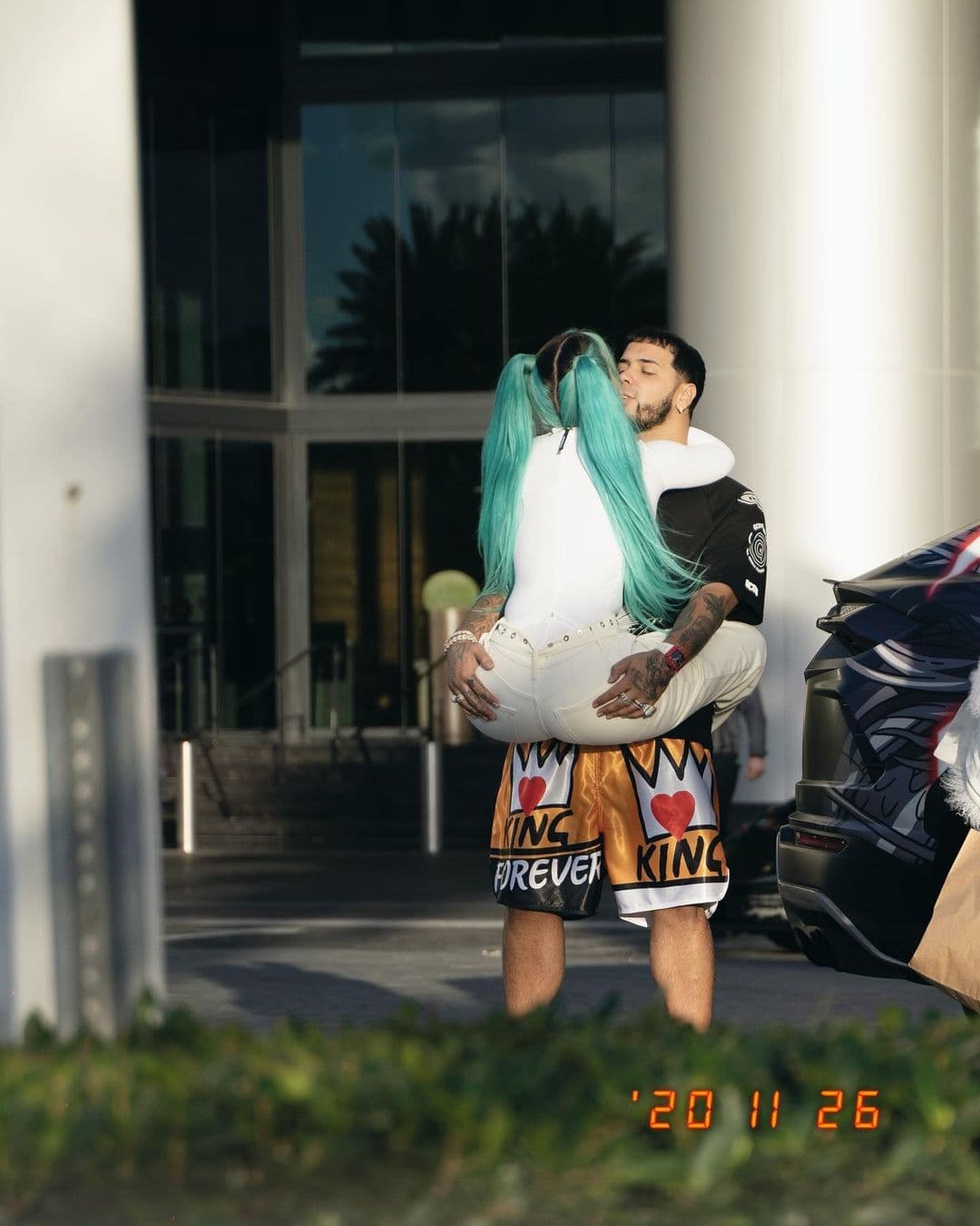 En cuestión de minutos, la cantautora colombiana respondió a la usuaria, dejando claro por qué no ha borrado, ni lo hará, de la red social las imágenes en las que sale al lado de Anuel.
<br>