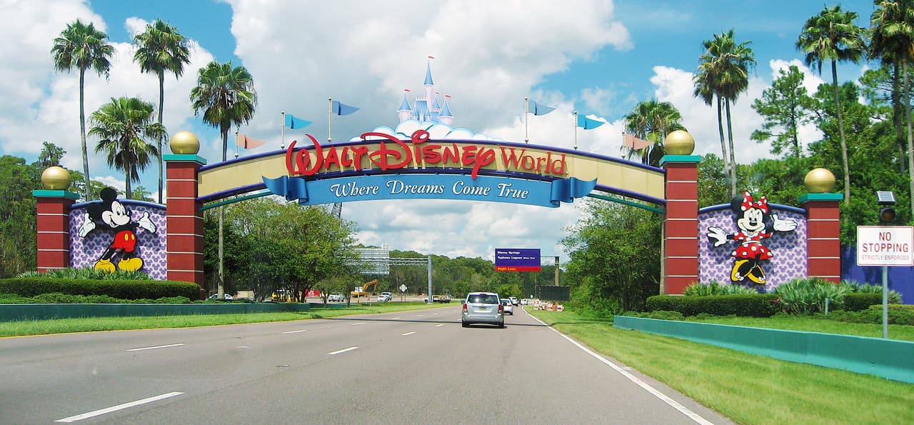 <b>Disney World.</b>
<br>
<br>En 2018 esta empresa llegó a un acuerdo con un grupo de sindicatos para aumentar su salario mínimo a 15 la hora,
<a href="https://money.com/walt-disney-world-minimum-wage-contract/"><u>una meta que se alcanzará en 2021</u></a> según Money.
<br>
<br>
<a href="https://www.univision.com/noticias/dinero/ricos-multimillonarios-revista-forbes-pandemia-2021-fotos"><u>Vea aquí a las personas más adineradas del mundo en 2021</u></a>
<br>
