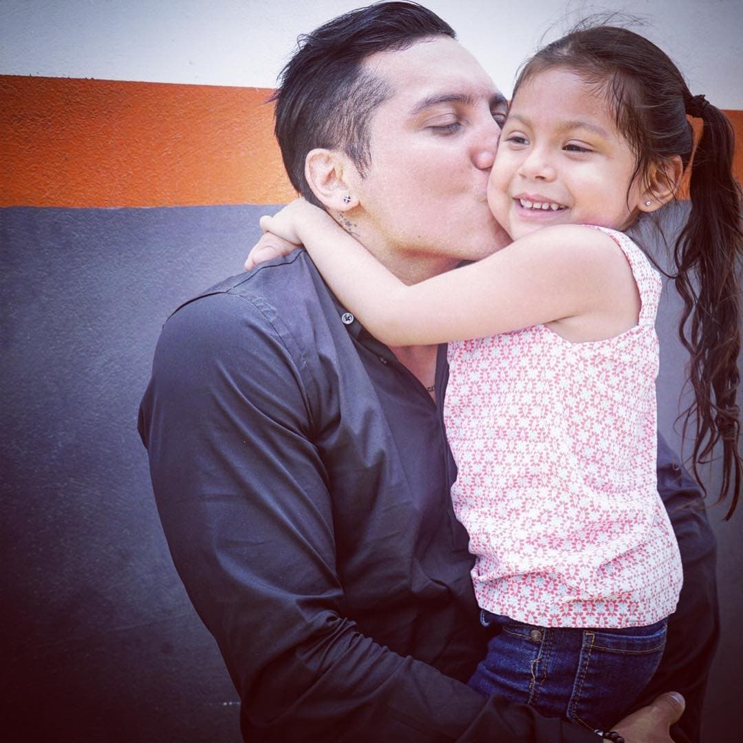 Su hija Dasha Luna vive en Monterrey, México y frecuentemente aparece en las redes sociales del cantante. No sé conoce hasta ahora el acuerdo que el cantante mantenga con la madre de la niña.