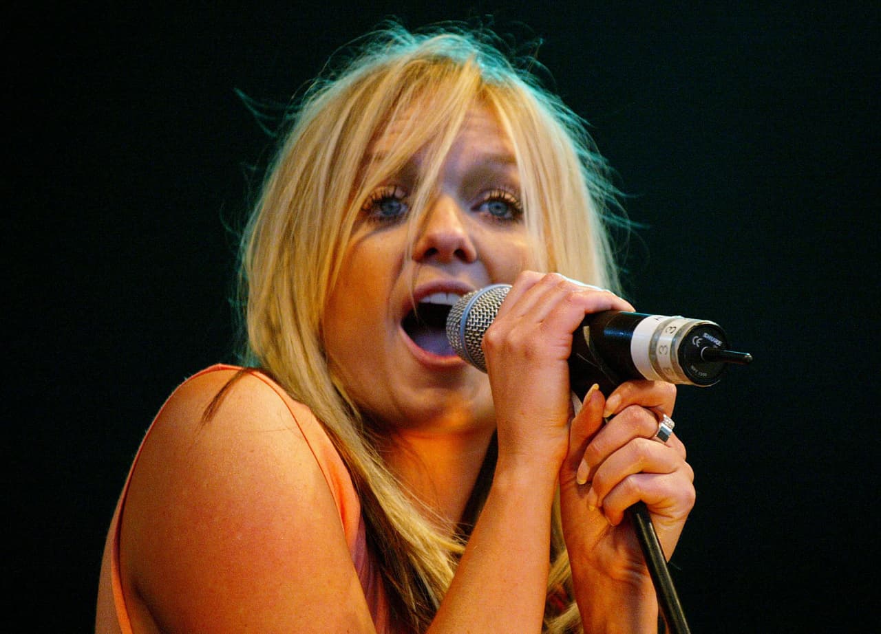 En 2001, cuando el grupo ya se había separado, lanzó en solitario su disco ‘A Girl Like Me’. El álbum fue bien recibido y alcanzó el número cuatro dentro del UK Albums Chart. La industria británica le dio un certificado de oro por más de 100 mil copias vendidas.