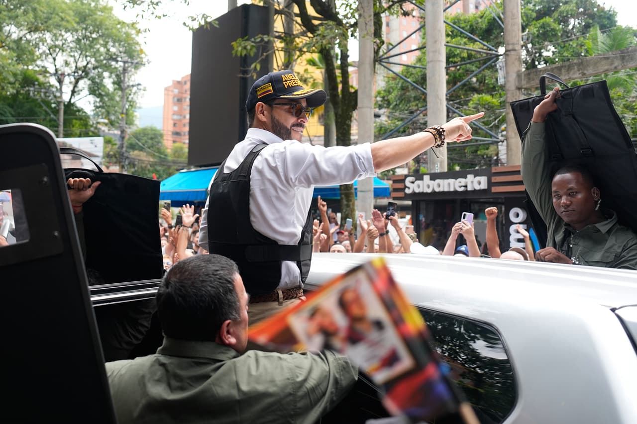 El candidato presidencial Abelardo de la Espriella, del movimiento Defensores de la Patria, llega a un mitin de campaña en Sabaneta, en las afueras de Medellín, Colombia, el miércoles 13 de mayo de 2026. (Foto AP/Fernando Vergara)