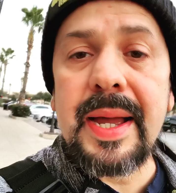 Según 'La Chicuela',
<b><a href="https://www.univision.com/shows/el-gordo-y-la-flaca/cruz-martinez-cuido-en-todo-momento-a-alicia-villarreal-en-pleno-escenario-durante-su-concierto-video" target="_blank">"fue toda una odisea"</a></b> internar al papá de Cruz Martínez ya que "los hospitales estaban llenos y lo mandaban a su casa".
<br>