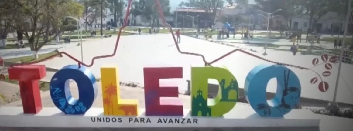 Ahora con 35 años, la mujer pasa el tiempo dentro de la tienda en Toledo, Colombia que ha montado en su casa porque todo lo que esté fuera de ella le asusta y no quiere que la gente que no la conoce observen cómo sus manos están llenas de cicatrices endurecidas y rocosas, afectación que ha sufrido desde muy pequeña.
<br>