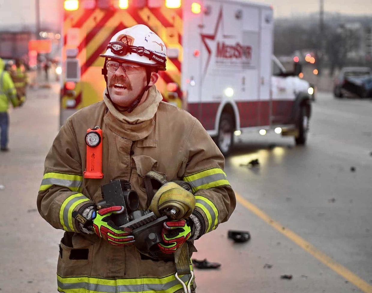 El jefe de la policía quiere que si usted grabó video del accidente que lo comparta con ellos. Llamen al (817)392-4222 esto podría ayudar con la investigación.