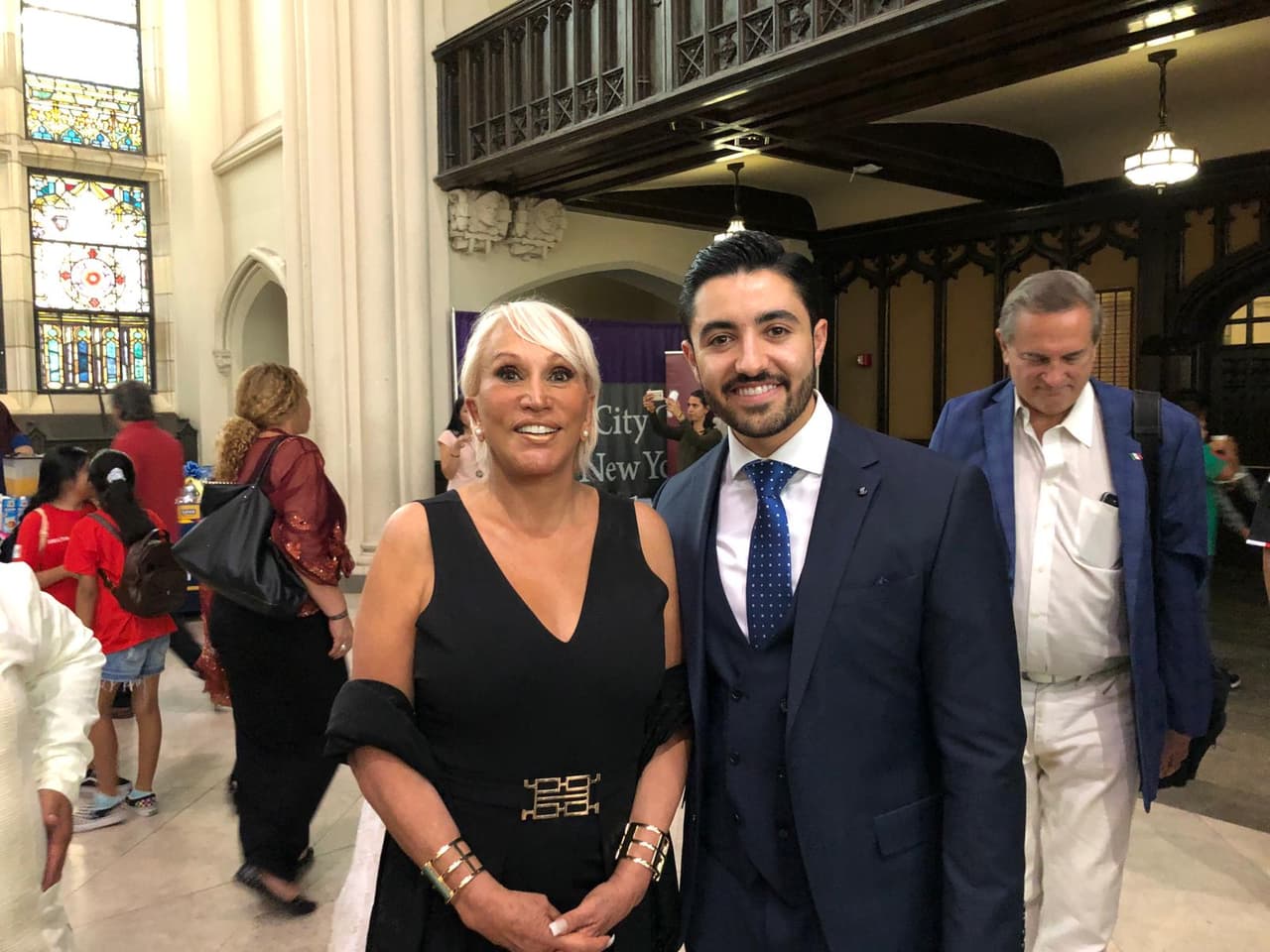 Elian Zidan, maestro de ceremonias, posa con la actriz y cantante mexicana Laura León