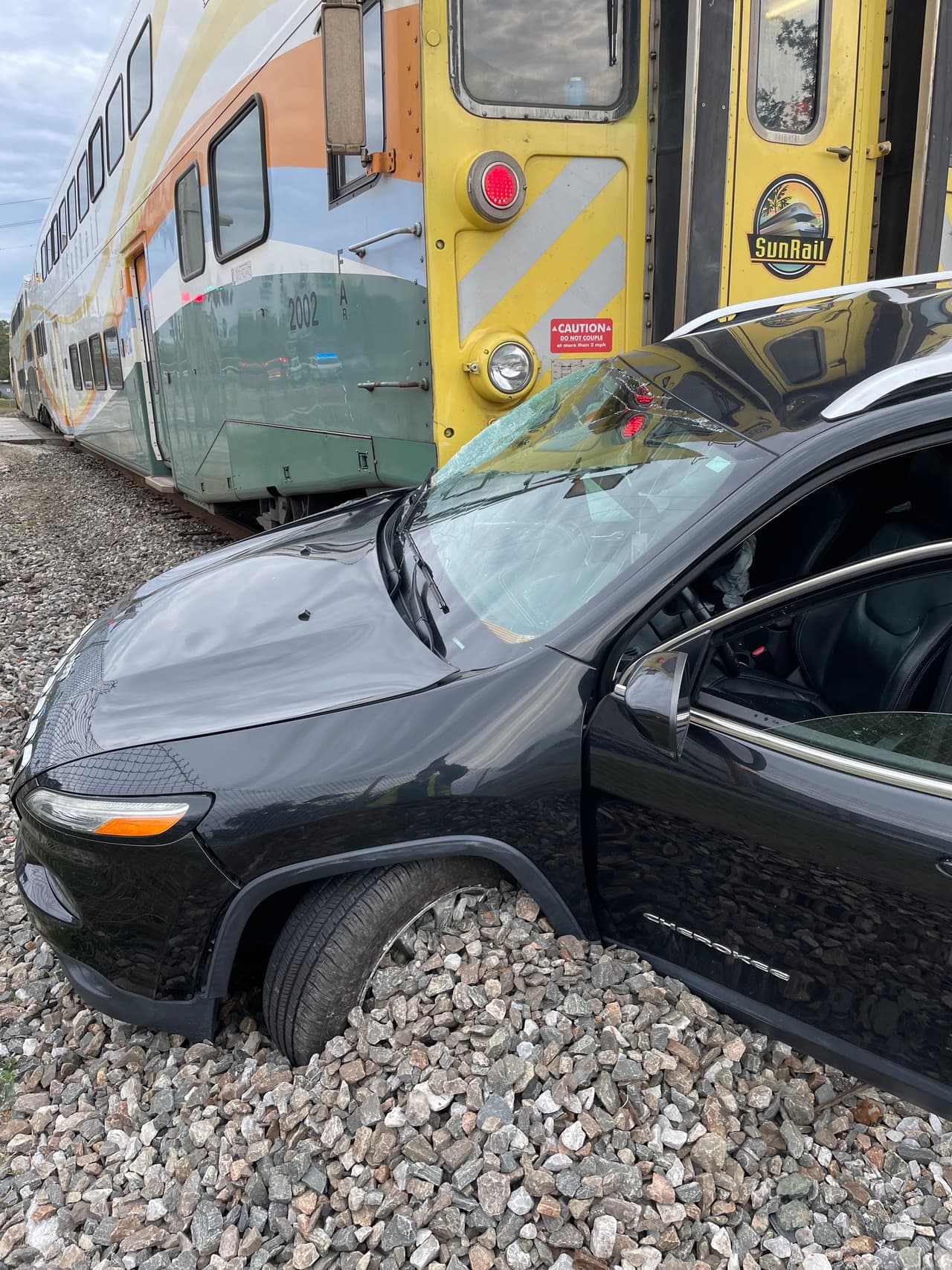 Las autoridades informaron que el conductor salió del vehículo antes del accidente y afortunadamente no resultó herido.