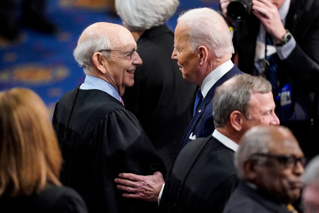 El juez de la Corte Suprema Stephen Breyer junto al presidente Joe Biden.