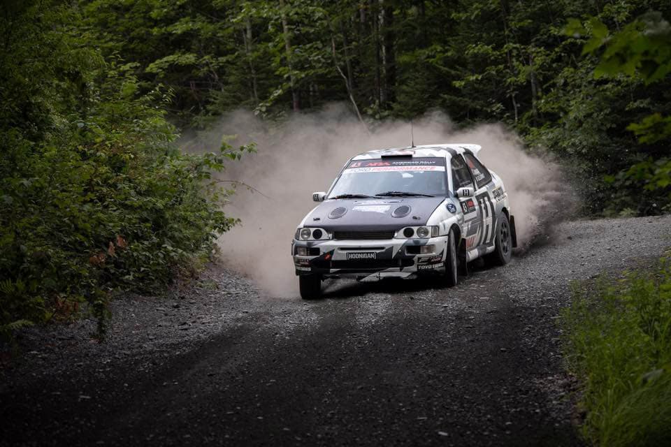 El Escort RS Cosworth cuenta con tracción a las 4 ruedas, motor de 4 cilindros, 2.0 litros, turbocargado capaz de producir hasta 227hp. Puede acelerar de 0 a 62mph (100km/h) en 5.7 segundos.