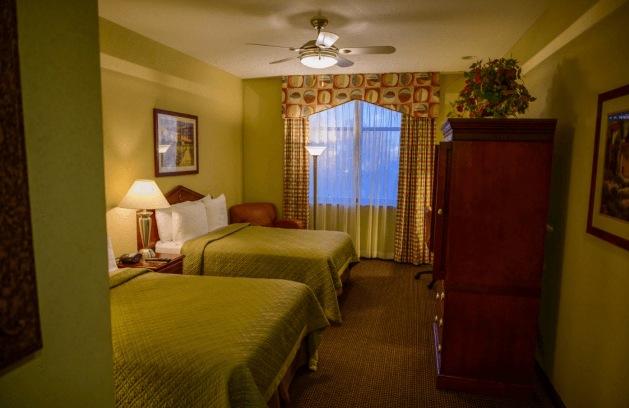 "Las probabilidades de que nos contagiamos serán mayores, tanto para los que vivimos cerca, como para los que no. El virus es altamente contagioso y mortal... se propaga rápidamente y tiene un periodo de 14 días de manifestarse los síntomas", dice Esperanza Sarmiento, seguidora de Univision 41. No obstante, los expertan han explicado que el contagio con este virus no ocurre de esta manera.