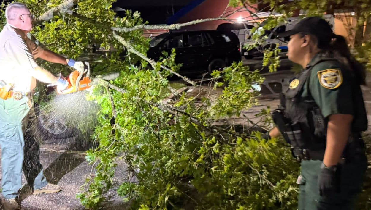 Las autoridades comenzaron las labores de rescate y limpieza tras el paso de la tormenta Isaias, cortando árboles caídos, retirando escombros y despejando carreteras bloqueadas.