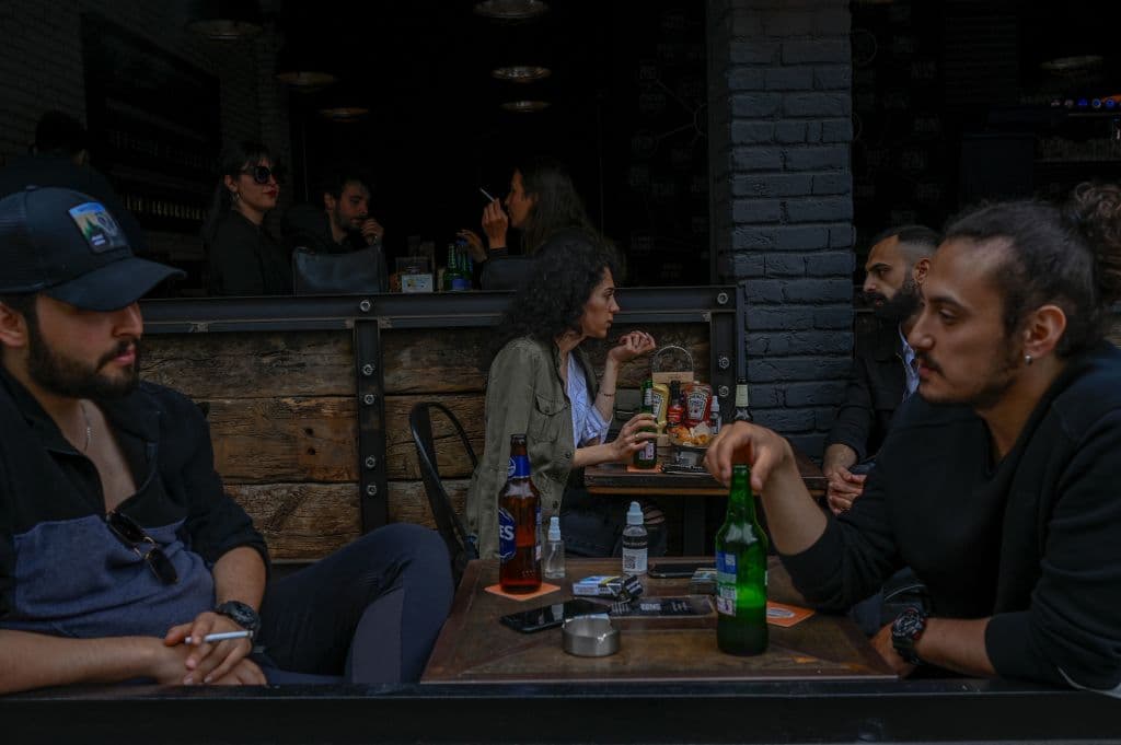 California extiende la venta de alcohol para llevar y la ampliación de patios de restaurantes