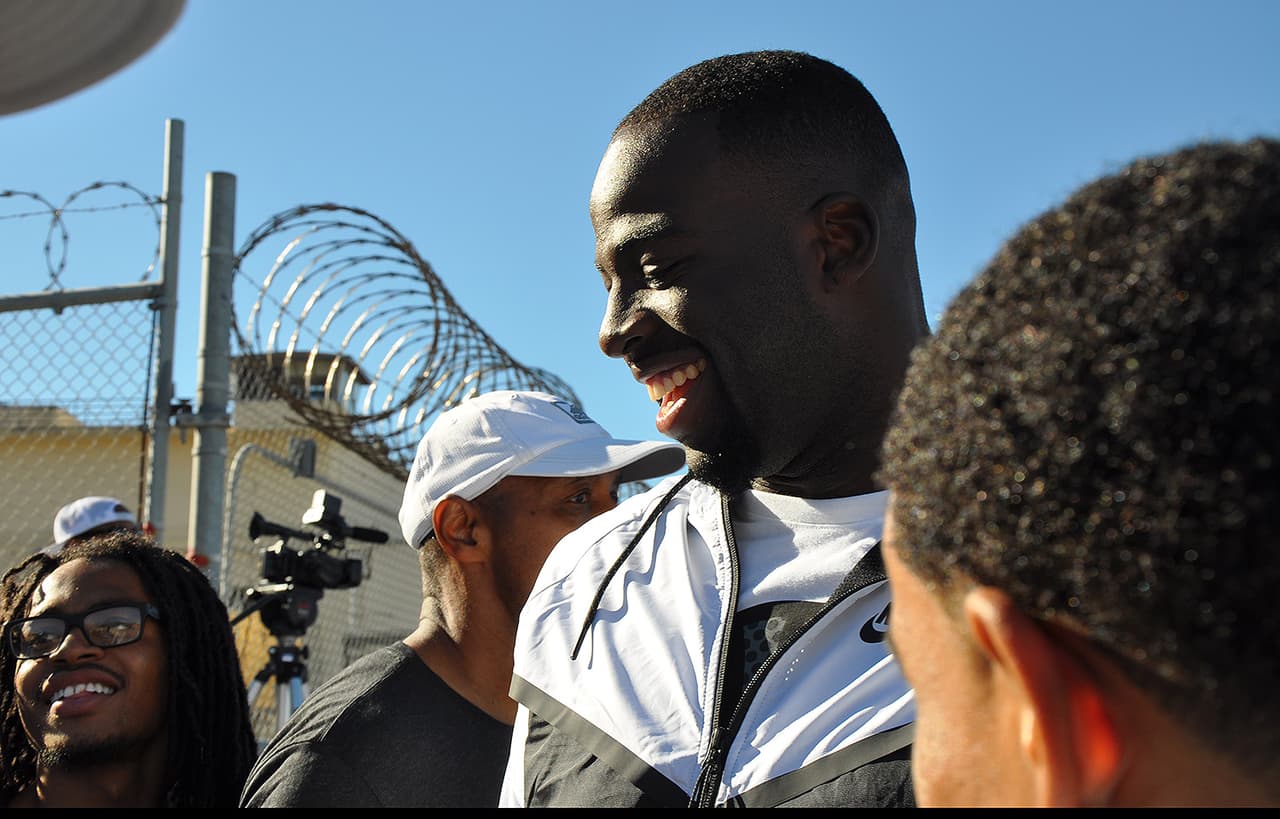 Los Warriors realizaron su visita anual a San Quintín. El GM Bob Myers encabezó el contingente en la cancha, y Kevin Durant y Draymond Green se sentaron entre los internos para ver la acción, firmar autógrafos y jugar dominó.