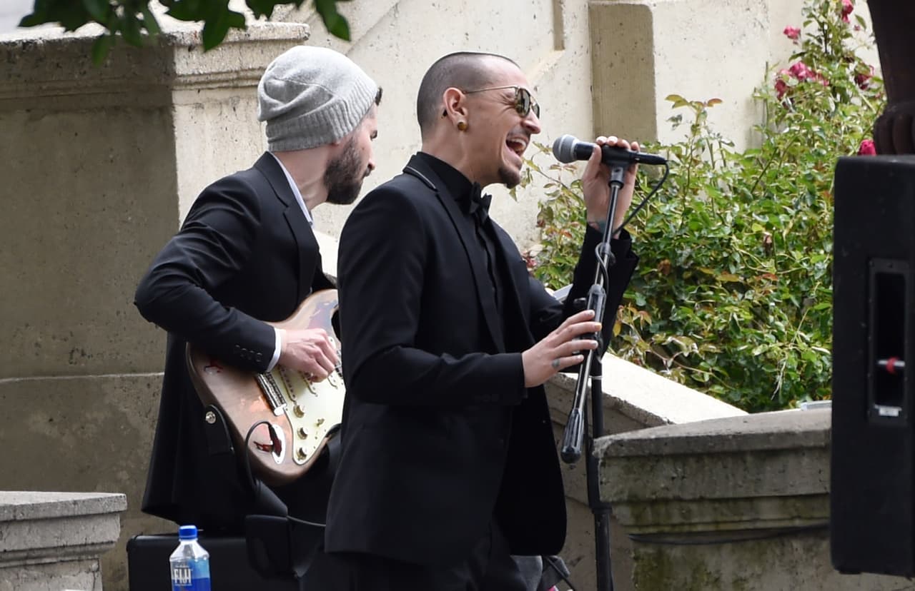 Chester Bennington, de la banda Linkin Park, cantó en honor de Chris Cornell.