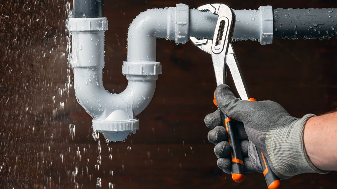 <b>Tuberías de agua y gas bajo presión:</b>
<br>
<br>👉🏻
<b> El calor también daña tuberías, válvulas y conexiones. </b>En lugares expuestos (como áticos o exteriores),
<b>el agua puede calentarse tanto que aumenta la presión interna y revienta las cañerías</b>, sobre todo si son metálicas o antiguas.
<br>
<br>
<a href="https://aspe.org/" target="_blank">💧 American Society of Plumbing Engineers</a> advierte que, en regiones calurosas, el agua dentro de
<b>una tubería al sol puede superar los 140 °F (60 °C)</b>. Además, si el suelo se mueve por la sequía, puede
<b>desalinear o quebrar tuberías enterradas</b>, generando fugas invisibles que elevan tu recibo sin darte cuenta.
<br>
<br>
<b>💡 ¿Qué hacer? </b>
<br>Aísla las tuberías exteriores y las del ático con espuma térmica.
<br>Revisa si hay humedad inexplicable cerca de paredes o en el jardín.
<br>Si baja la presión del agua sin razón, podría ser una fuga por calor.