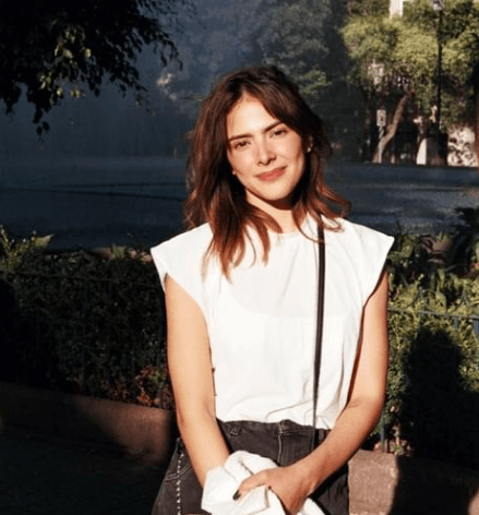 Comenzó su carrera como artista a los 14 años y tiene una especialidad de actuación en Arte Dramático por la Universidad de Sonora.
<br>