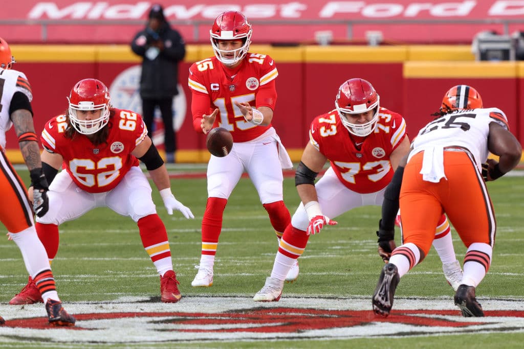 Lo malo | Al momento de correr el balón, Kansas no ha logrado ser igual de constantes que como cuando tenían a Karrem Hunt en su backfield.