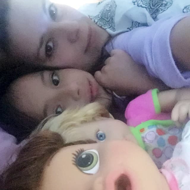 Alicia Machado es otra amorosa mamá, orgullosa de su pequeña Dinorah.