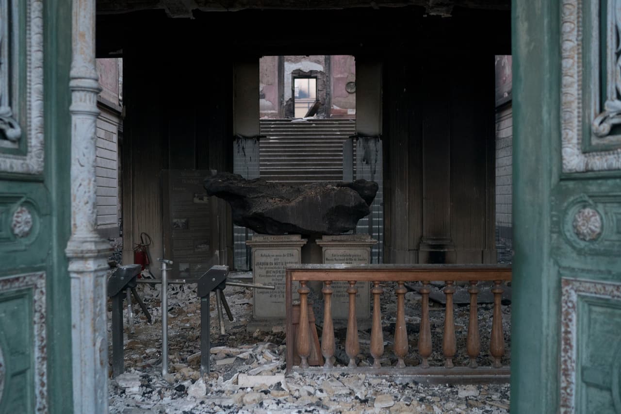 Esta fotografía muestra un meteorito en el Museo Nacional después de un incendio en Río de Janeiro, Brasil, el lunes 3 de septiembre de 2018. (AP Foto/Leo Correa)
