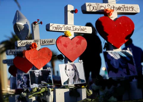 En cada cruz que tiene un corazón, Zanis escribe el nombre de cada uno de los muertos y coloca su foto.