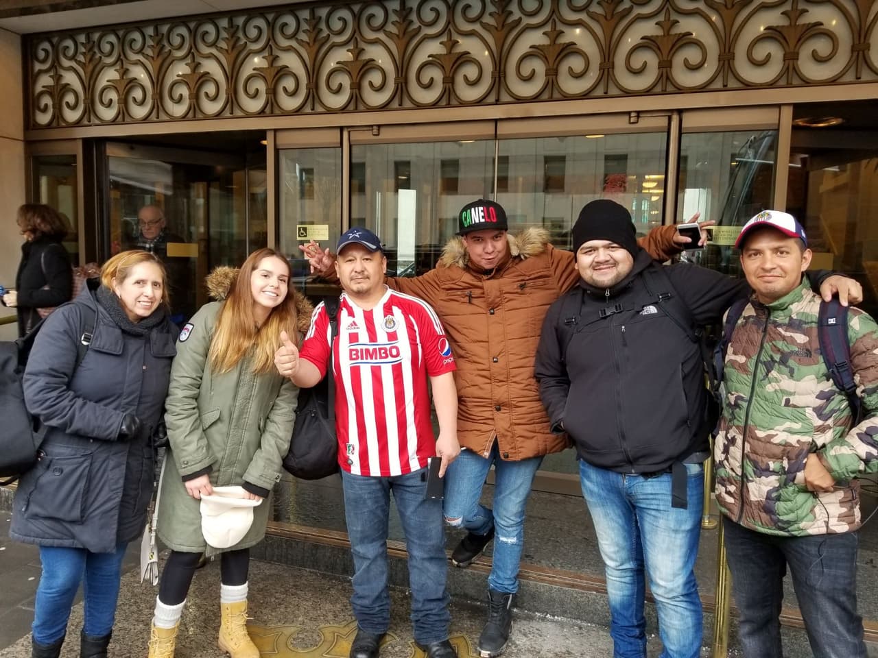 Fanáticos llegaron al sitio donde Chivas de Guadalajara se hospeda para apoyar a los jugadores previo al partido de ida de la final contra Toronto FC en la Liga de Campeones de Concacaf.
