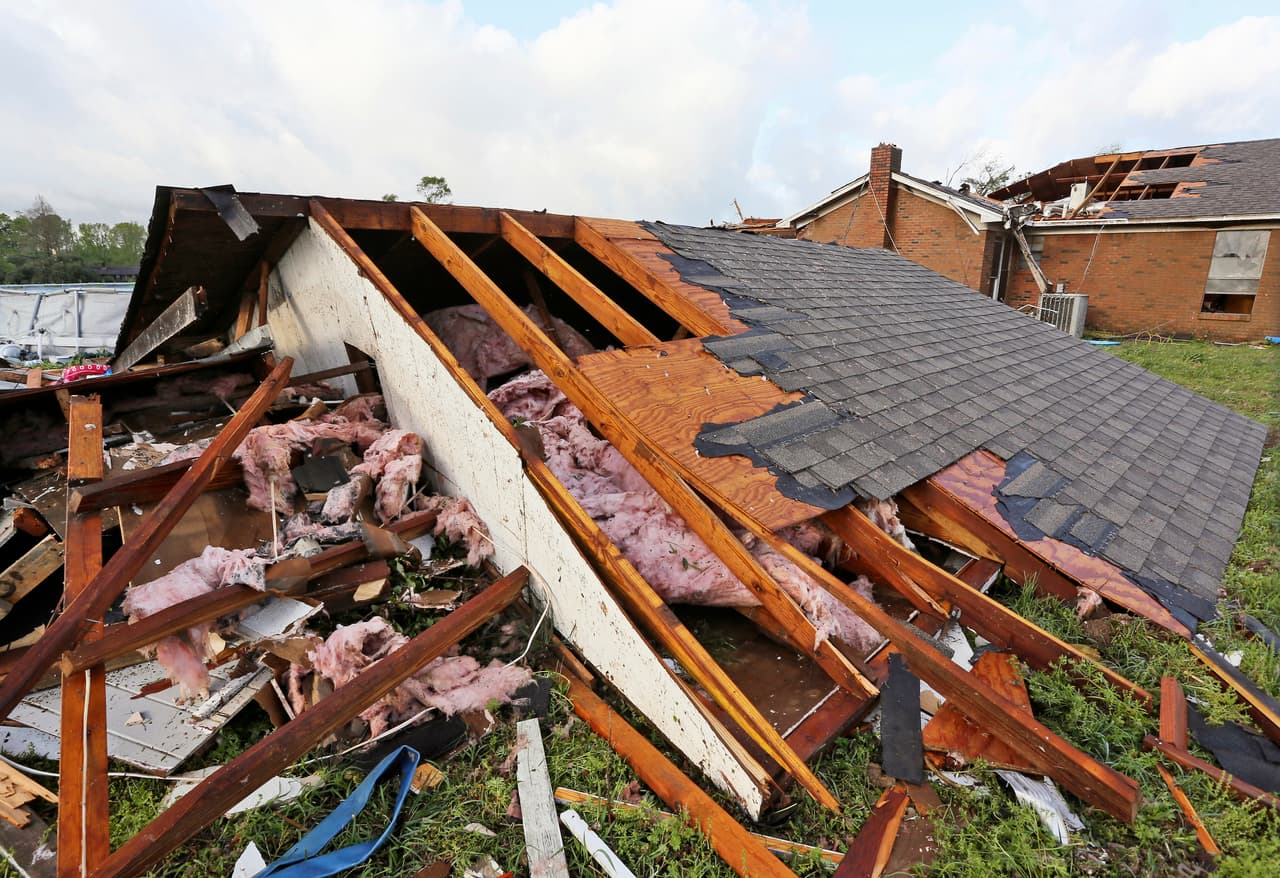 Un techo de una casa que fue arrancada después de un fuerte tornado descansa en el suelo en la misma localidad de Hamilton, Mississippi, que se ubica a 140 millas al suroeste de Memphis, Tennessee.
