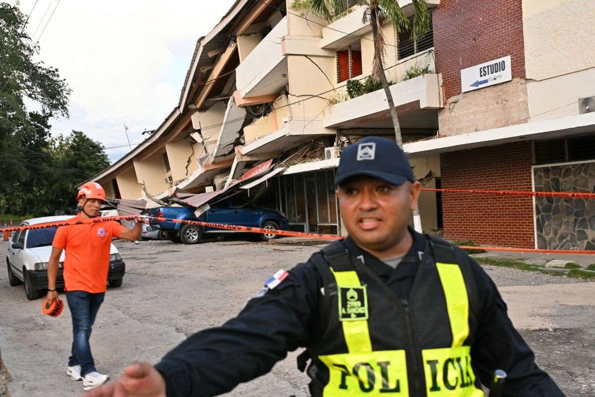 Un agente de policía panameño y un rescatista trabajan cerca de un edificio derrumbado tras el terremoto de magnitud 7,6 que azotó el país, en Penonomé, Panamá, el 9 de octubre de 2026.