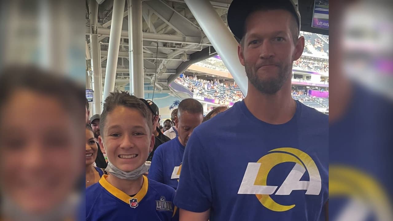 Clayton Kershaw está en el SoFi Stadium tomándose fotos con los fans de los Rams