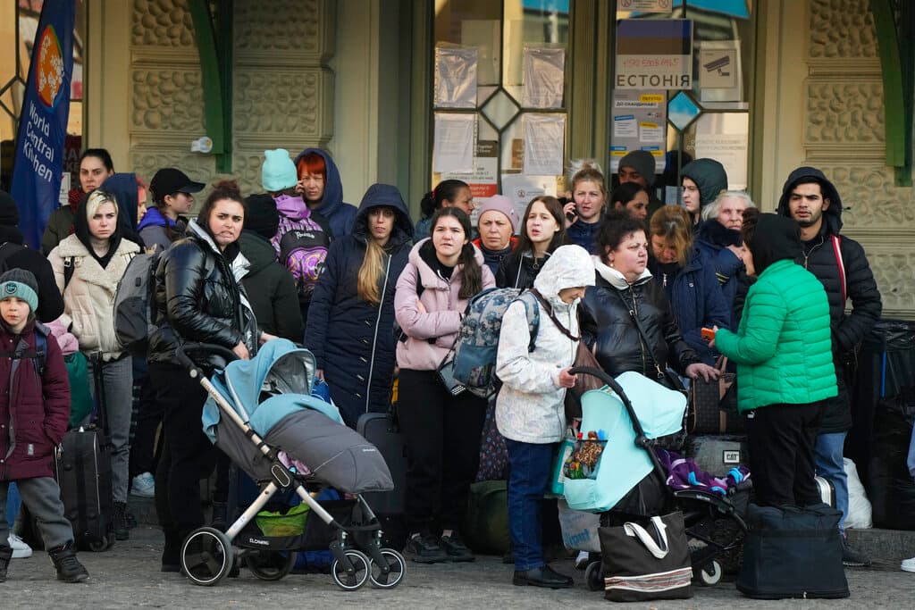 Un grupo de refugiadas ucranianas con sus hijos llegando a la estación del tren en Przemysl, Polonia.