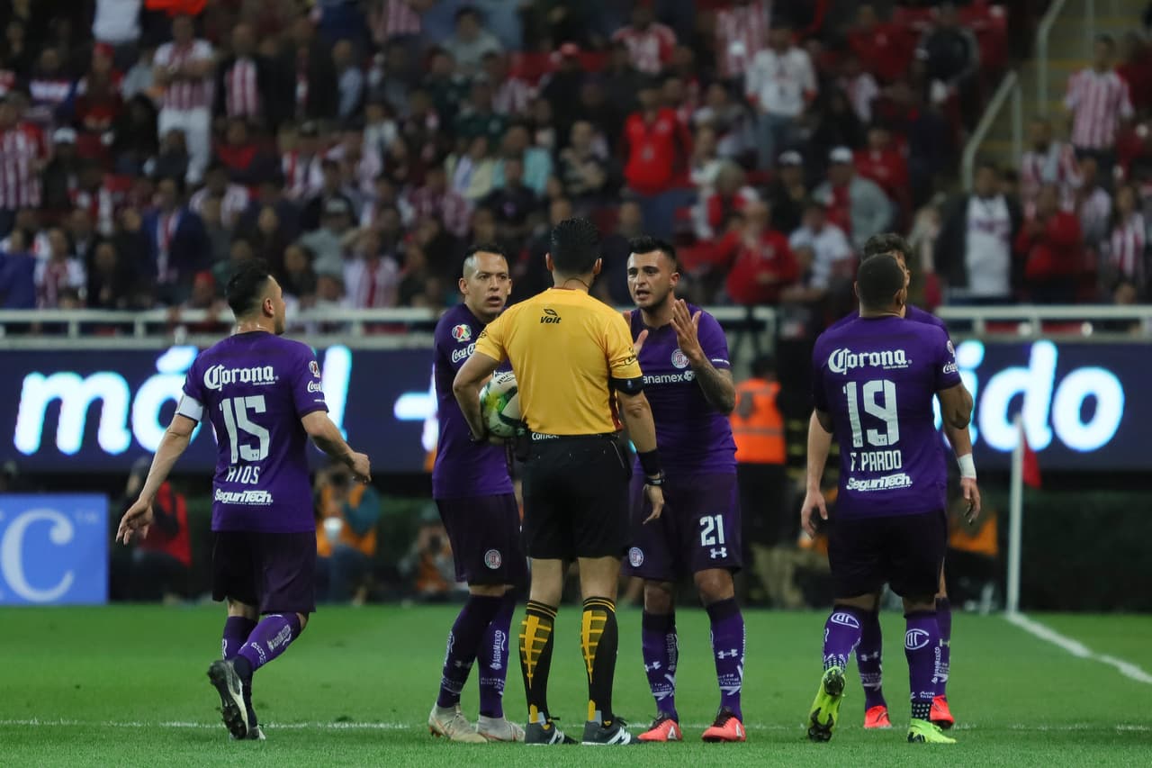 Incredulidad de los jugadores de Toluca ante una muy polémica decisión arbitral que les quitó el gol del empate.
