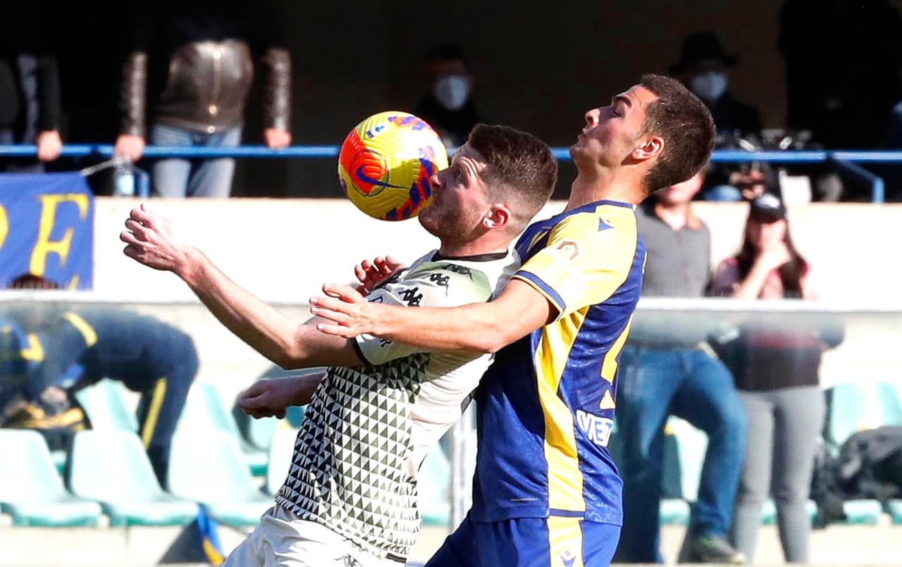 Gio Simeone le dio el triunfo a Verona con un hat-trick ante Venezia, quien sólo anotó un tanto en la J27 en la Serie A. David Okereke anotó el único tanto para el equipo contrario al 81'.