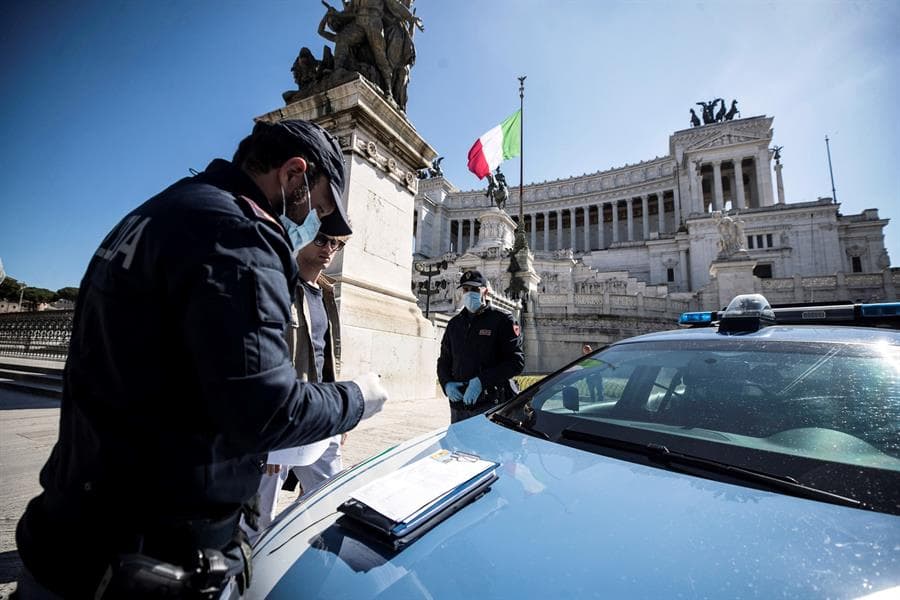 La policía italiana implementa las medidas restrictivas impuestas por el gobierno, debido a la emergencia de salud pública provocada por el coronavirs.