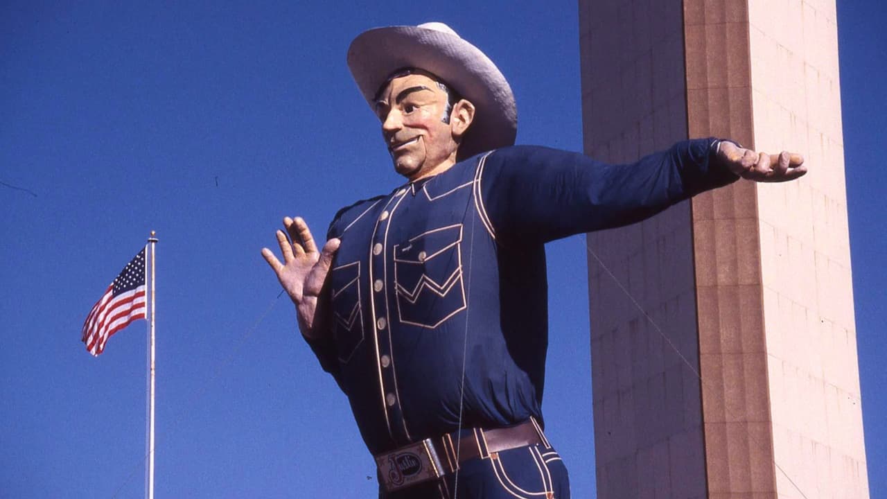 <h3 class="cms-H3-H3">En resumen 🤠 </h3>👉🏻
<b>25 de septiembre:</b> La Feria Estatal de Texas abre sus puertas en Fair Park, en Dallas.
<br>👉🏻
<b>Su origen:</b> Big Tex comenzó como un Santa Claus gigante construido en Kerens, Texas.
<br>👉🏻
<b>$750:</b> Eso pagó la feria por la figura antes de convertirla en vaquero.
<br>👉🏻
<b>55 pies:</b> Esa es la altura de la versión actual de Big Tex, construida después del incendio de 2012.
<br>👉🏻
<b>En 2026:</b> Estrenará botas talla 96, jeans hechos a su medida y una nueva camisa.