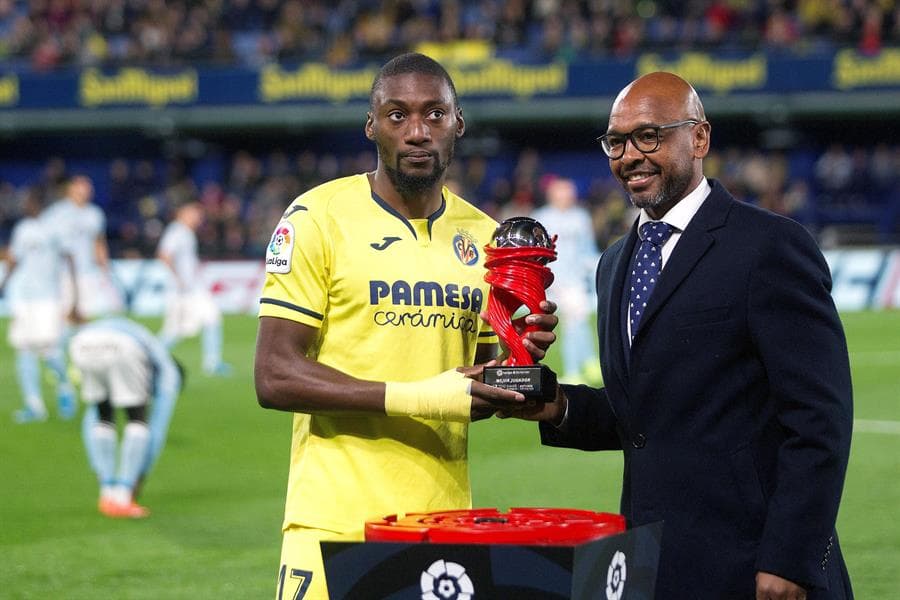 El delantero del Villarreal, Toko Ekambi, recibe del ex jugador Marcos Senna el premio como mejor jugador del mes de octubre en La Liga.