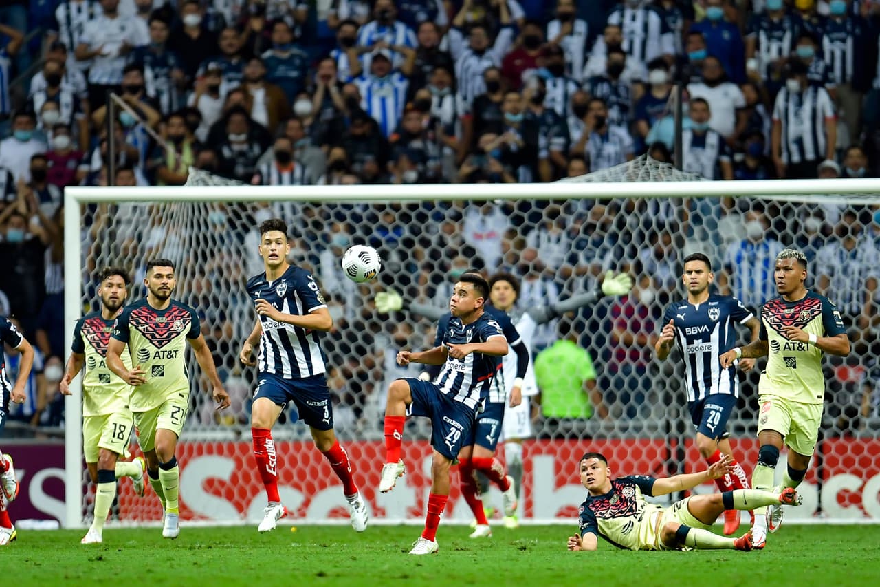 Sebastián Cáseres comete un grave error en el área y le regala el único gol del encuentro a Rogelio Funes Mori y levantan la Concacaf Liga de Campeones.