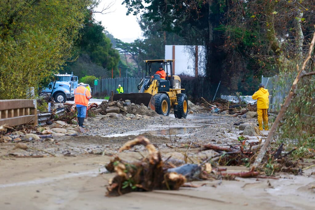 Una cuadrilla trabaja removiendo escombros que bloquearon una vía.
<a href="https://www.univision.com/local/san-francisco-kdtv/danos-rio-atmosferico-california-tormenta-inundaciones">Reparar los daños puede costar más de mil millones de dólares</a>, dijo Adam Smith, un experto en desastres de la Administración Nacional Oceánica y Atmosférica, informó
<i>Los Angeles Times</i>.