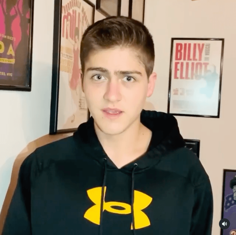 El joven aclaró que su padre se encontraba hospitalizado pero no entubado y que, aunque llegó a estar en terapia intensiva, lo bajaron a intermedia. También explicó que su mamá no estaba mal: "ya está de salida. Ya se siente muy bien".