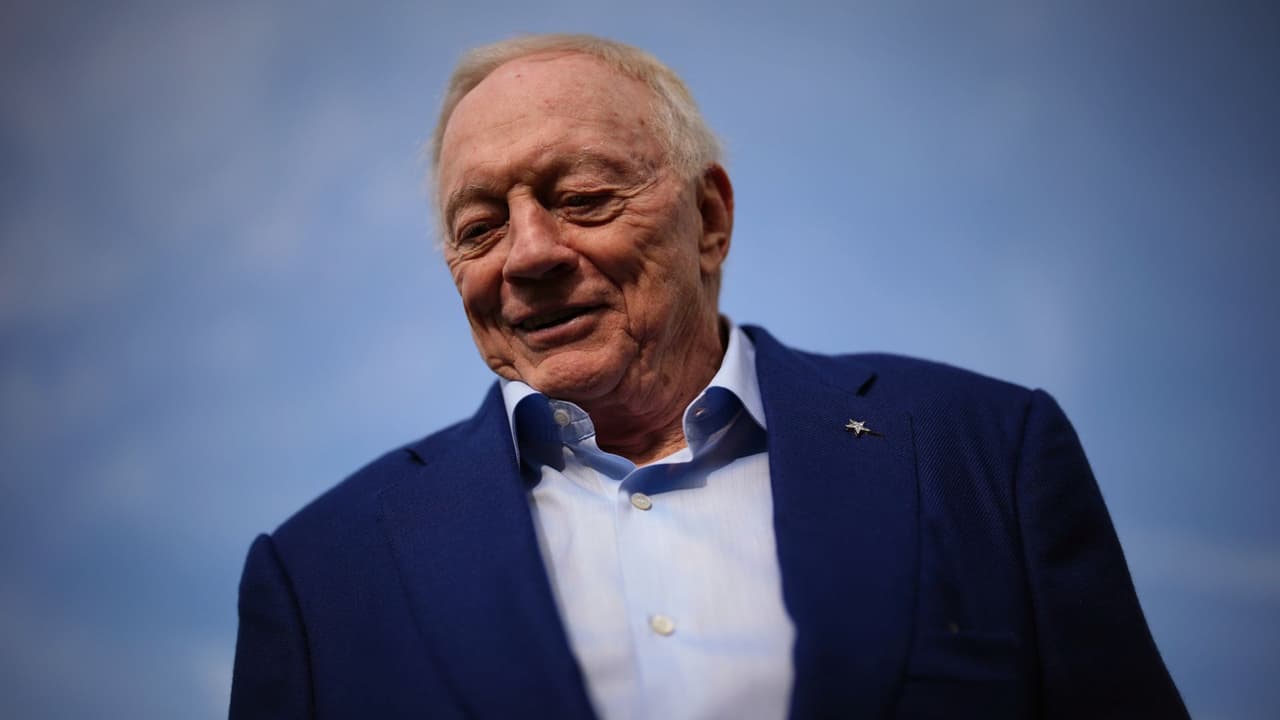 Jerry Jones, dueño de los Dallas Cowboys, reveló que durante más de 10 años jugó el partido más complicado de su vida:
<b>vencer un melanoma en etapa 4. </b>
<br>Hoy, a sus 82 años, asegura que
<b> no tiene tumores y que seguirá al frente del equipo que ha dirigido por más de tres décadas.</b>