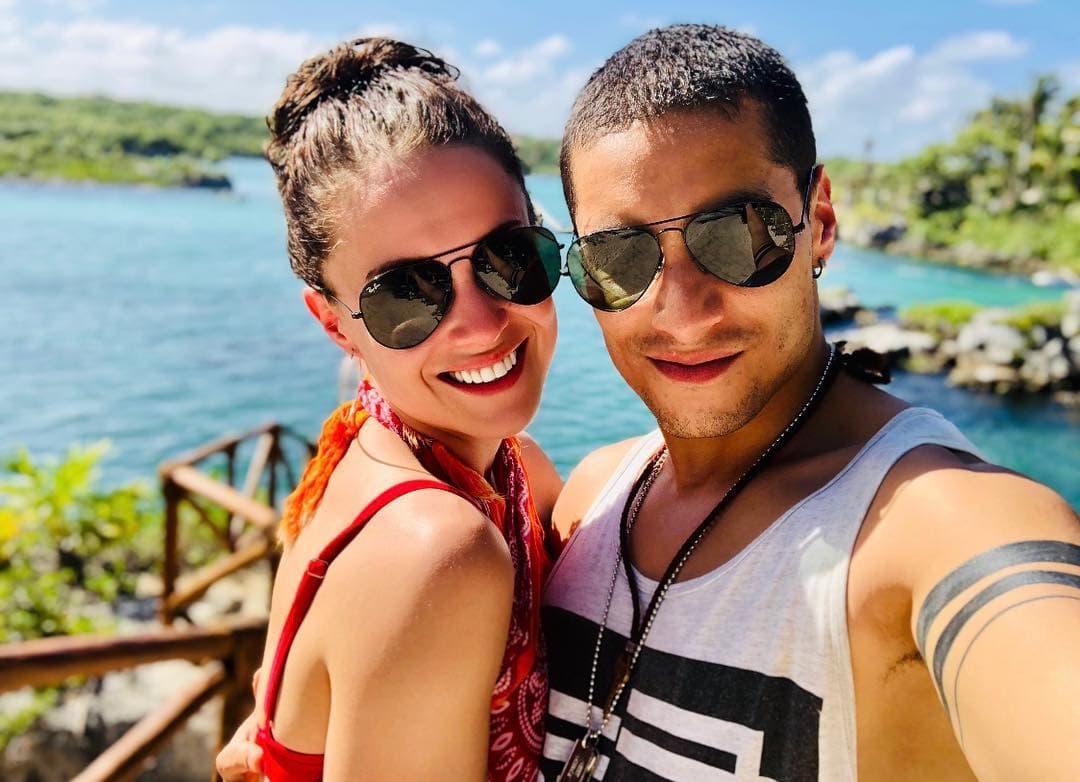 “La segunda vez que nos vimos las cosas fueron diferentes. De hecho, en esa segunda vez, me llamó la atención, lo vi guapo. Desde ahí empezamos a hacer una amistad muy bonita. Todo se fue dando muy rápido, nos conocimos, hubo química y comenzamos una relación. Ha sido muy bonito trabajar con Álex”, agregó.