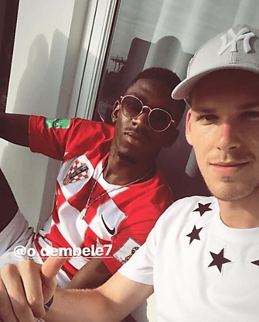 El delantero francés Ousmane Dembélé posando con uno de sus 'trofeos de guerra' del pasado Mundial, una camiseta de la selección de Croacia.