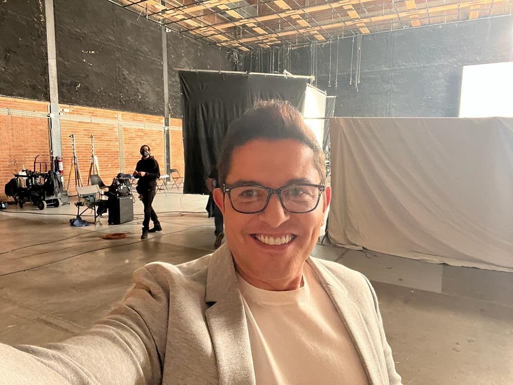 El actor de Contigo Sí habló de cómo terminó con una férula, en muletas y desplazándose en un vehículo sin motor para seguir trabajando.