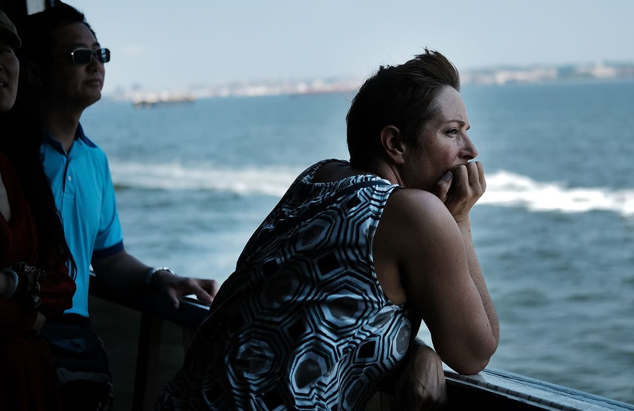 Cuando
<a href="https://www.univision.com/noticias/salud-y-mujer">los ovarios de la mujer</a> dejan de producir estrógeno y progesterona se produce la menopausia de forma natural. En Estados Unidos
<b>la edad promedio de su llegada es 51 años</b>.