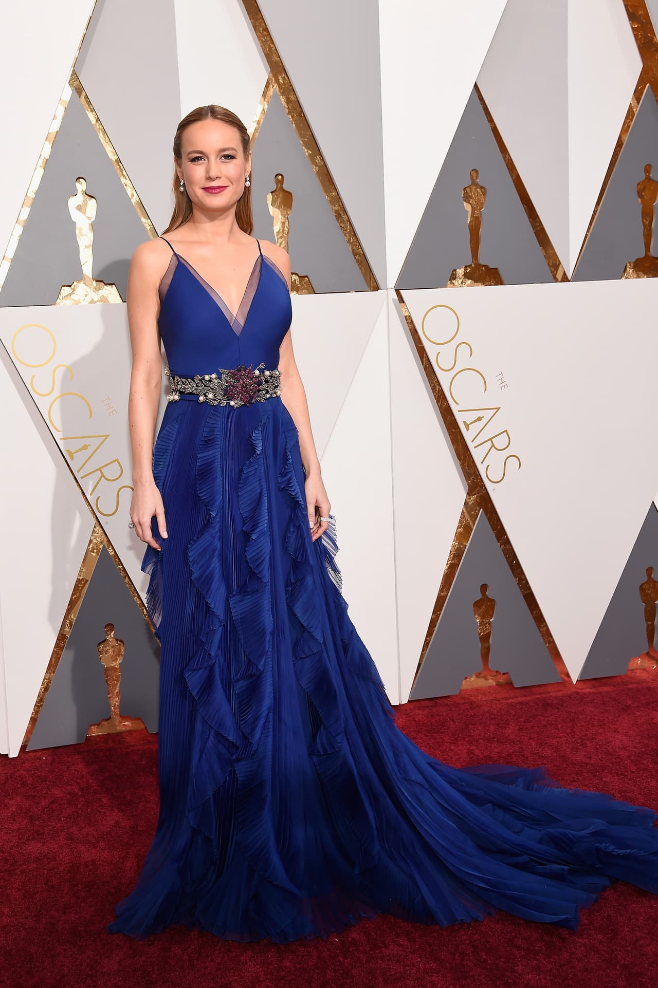 Brie Larson luciendo uno de los vestidos más lindos de la noche.
