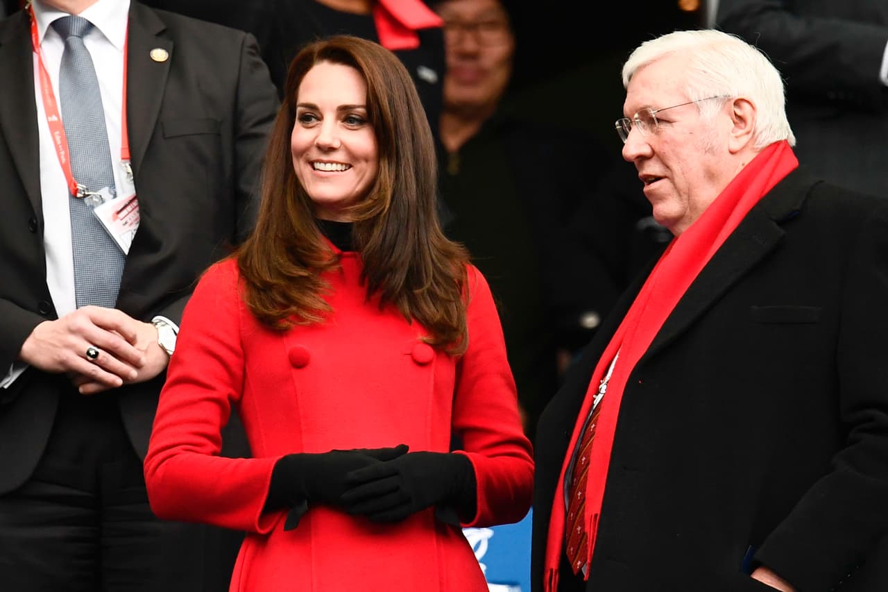 <b>Kate: Día 2. Evento deportivo en el estadio Francia</b>
<br>Para presenciar un partido de rugby, la duquesa eligió un abrigo rojo hecho a la medida de Carolina Herrera en una combinación de lana y cashmere de doble botonadura con manga larga, cuello importante y largo debajo de la rodilla ($1,915).
<br>