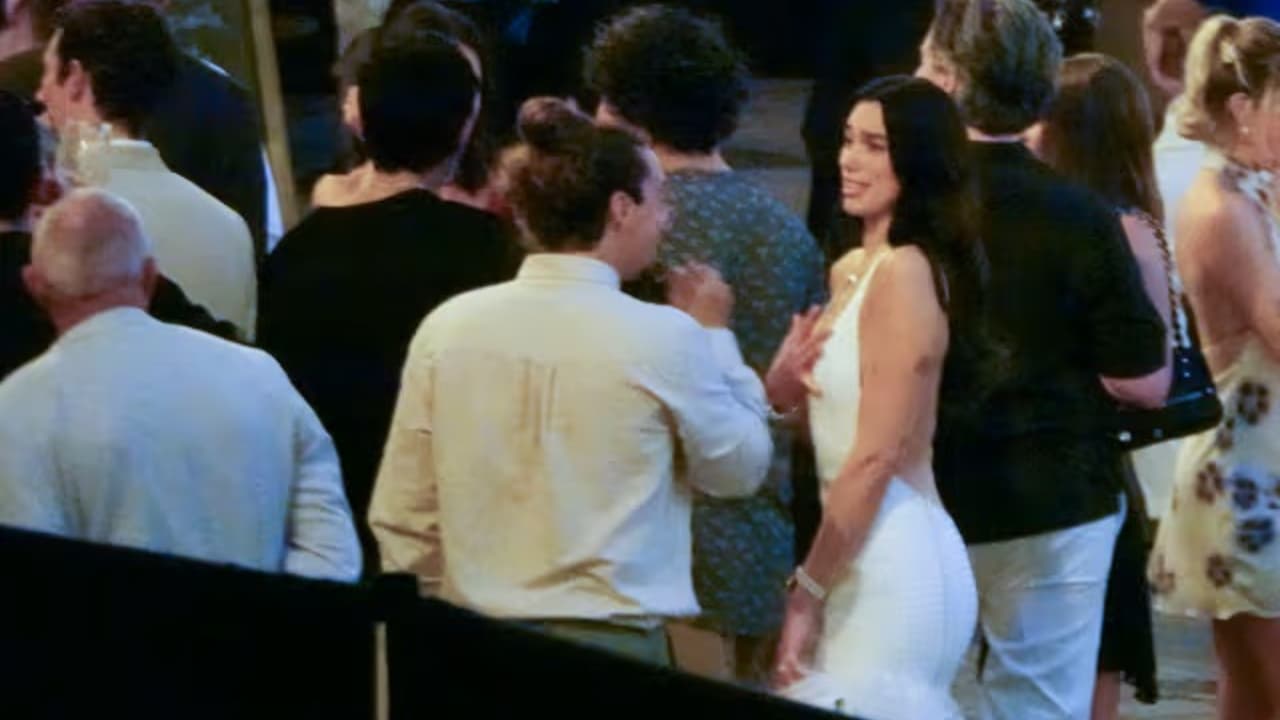 Dua Lipa y Callum Turner dieron inicio a las celebraciones de su boda en la Plaza Croce Dei Vespri de Palermo.