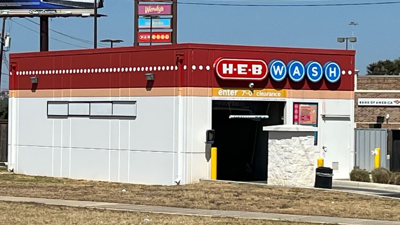 Hombre queda prensado entre auto y una máquina cuando se bañaba dentro de un car wash