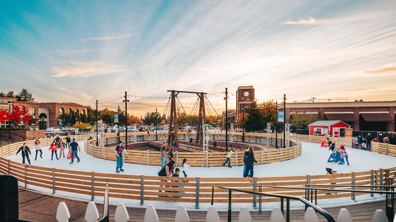 <b>2. Folsom Historic District Ice Rink</b>
<br>Ubicación: Historic Folsom Plaza
<br>Horarios: 10:00 a.m. - 9:00 p.m., hasta el 20 de enero
<br>Costo: $15 entrada general, $8 niños menores de 9 años
<br>Descripción: Una pintoresca pista en un histórico distrito que combina la diversión con un ambiente navideño único.